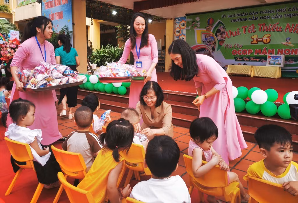 Đồng chí Trịnh Thị Minh Thanh, Phó Bí thư Thường trực Tỉnh ủy chia quà, chung vui cùng các cháu Trường Mầm non Cẩm Thịnh.