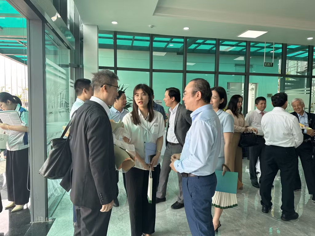 Lãnh đạo Ban Quản lý Khu Kinh tế tỉnh trao đổi với doanh nghiệp FDI.