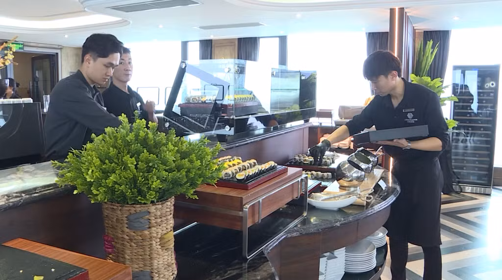 Việc bổ sung nhân lực quốc tế giúp nâng cao chất lượng dịch vụ tại du thuyền Ambassador.