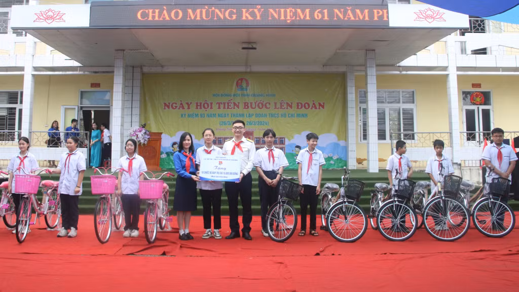 Các đơn vị Đoàn trao tặng xe đạp cho học sinh vượt khó học tốt tại Trường THCS Trới (TP Hạ Long) tại Ngày hội “Tiến bước lên Đoàn” cấp tỉnh tháng 3/2024. Ảnh: Nguyễn Dung