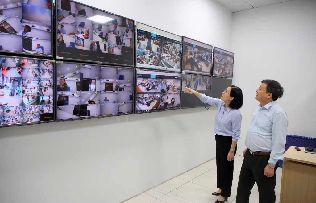 Camera tại các trung tâm hành chính công trong tỉnh góp phần giám sát chặt chẽ kỷ luật, kỷ cương hành chính, đạo đức công vụ của CBCC. Ảnh: Minh Hà