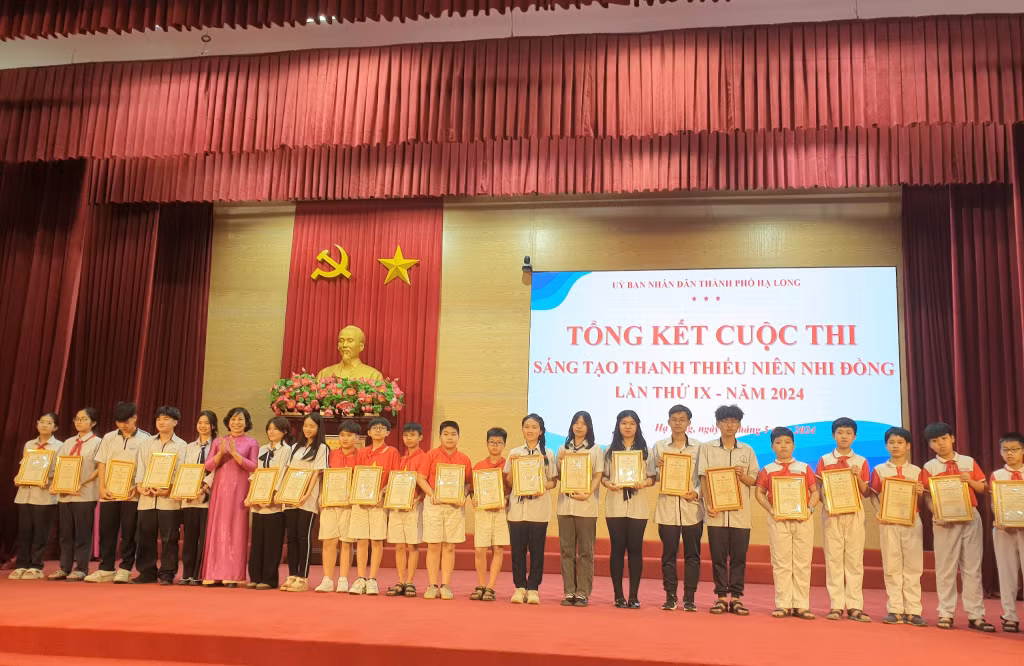 Ban Tổ chức trao giải các tác giả, nhóm tác giả đạt giải Nhì.