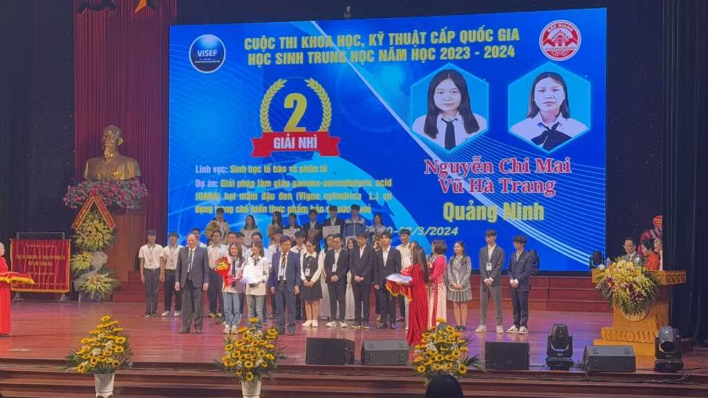 Vũ Hà Trang và Nguyễn Chi Mai (Trường THPT Chuyên Hạ Long) giành giải Nhì Cuộc thi Khoa học kỹ thuật cấp quốc gia học sinh trung học năm học 2023-2024. Ảnh: Sở GD&amp;ĐT cung cấp