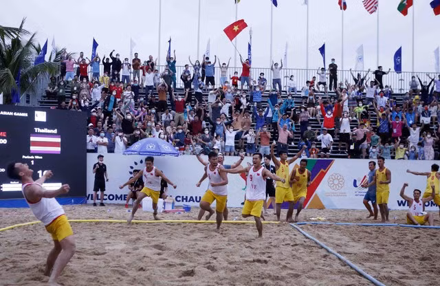 Thi đấu bóng ném bãi biển tại SEA Games 31 thu hút đông khán giả, người hâm mộ trong và ngoài nước đến cổ vũ.