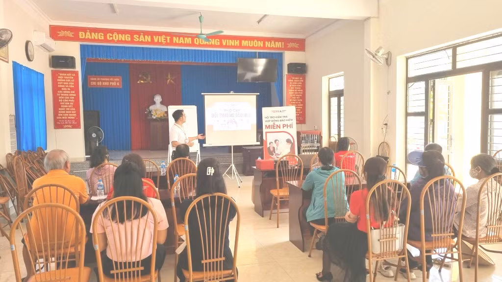 Một buổi tư vấn miễn phí hợp đồng bảo hiểm của Văn phòng TCA Quảng Ninh.