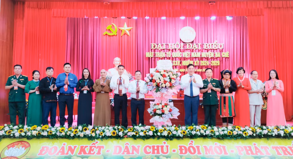 Đồng chí Đỗ Khánh Tùng, Phó Chủ tịch Ủy ban MTTQ Việt Nam tỉnh Quảng Ninh tặng hoa chúc mừng Đại hội.