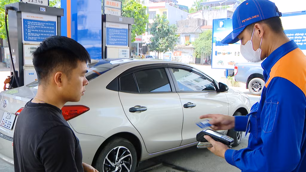 Người dân thanh toán bằng hình thức quẹt thẻ máy POS tại cửa hàng xăng dầu Petrolimex 48.