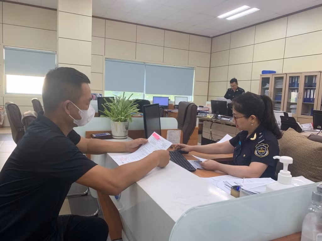 Cán bộ Chi cục Hải quan cửa khẩu Móng Cái hướng dẫn doanh nghiệp thực hiện các thủ tục thông quan hàng hóa. Ảnh do đơn vị cung cấp