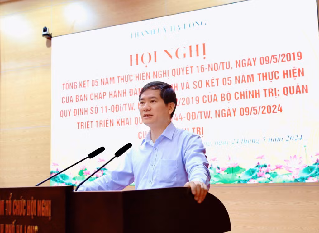 Đồng chí Vũ Quyết Tiến, Ủy viên Ban Thường vụ Tỉnh ủy, Bí thư Thành ủy Hạ Long chỉ đạo tại hội nghị.