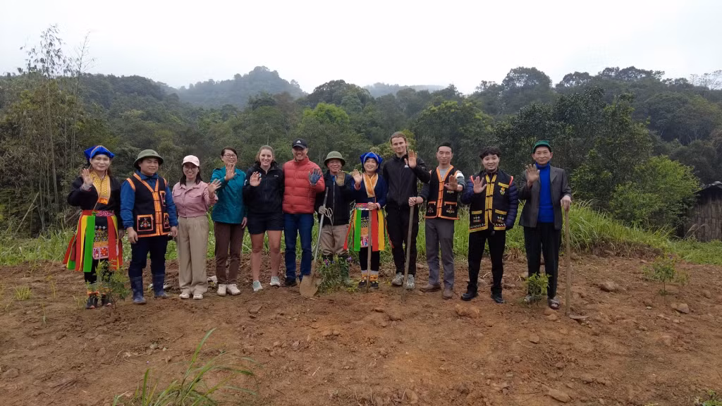 Người dân và du khách cùng trồng cây để tạo cảnh quan tại thôn Khe Phương (xã Kỳ Thượng).