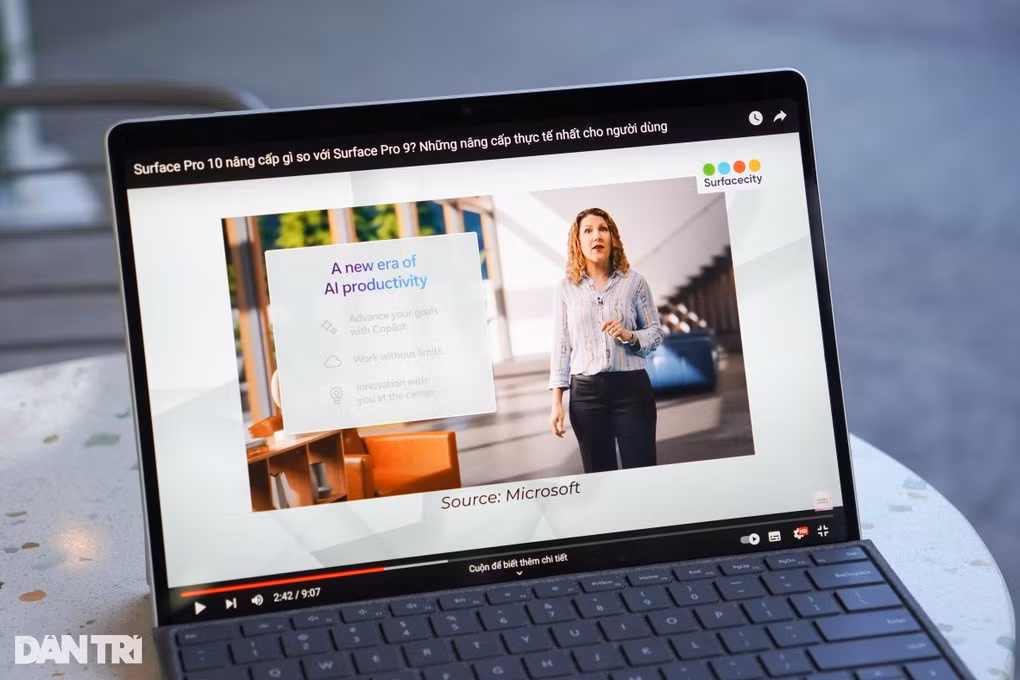 Surface Pro 10 tích hợp bộ xử lý Intel Core Ultra 5 135U hoặc Core Ultra 7 165U, kết hợp NPU Intel AI Boost và GPU Intel Graphics. Đây được xem là nâng cấp đáng giá nhất trên Surface Pro 10, giúp gia tăng hiệu suất xử lý cũng như cải thiện thời lượng sử dụng pin.