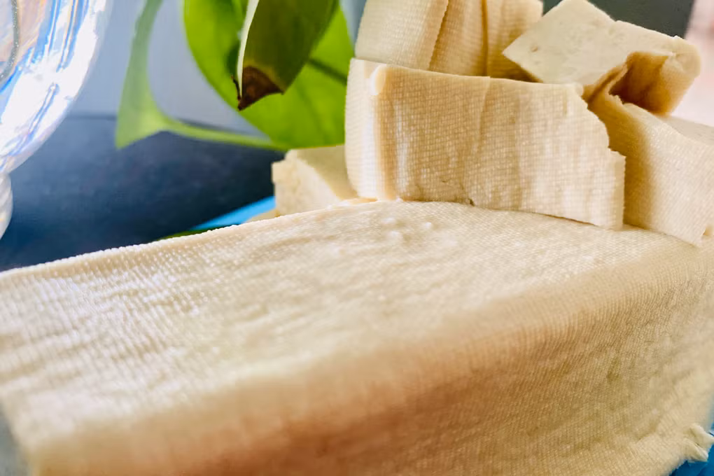 Nghiên cứu trên người cho thấy tiêu thụ nhiều đậu nành sau mãn kinh giúp giảm nguy cơ ung thư vú (Ảnh minh họa: N.P).