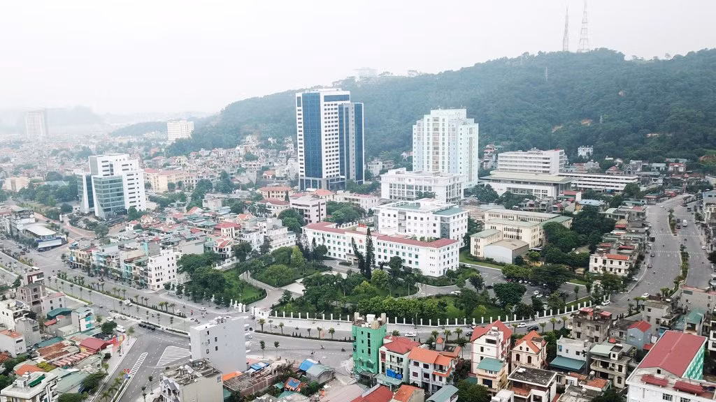 Trung tâm Phục vụ HCC tỉnh nằm trong quần thể khối các cơ quan hành chính của tỉnh tại phường Hồng Hà (TP Hạ Long). Ảnh: Song Hà