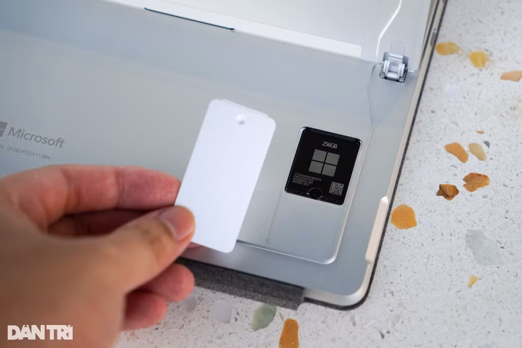 Phía sau khu vực chân đế, Microsoft bố trí một khe cắm SSD giúp người dùng có thể dễ dàng nâng cấp dung lượng bộ nhớ cho thiết bị.