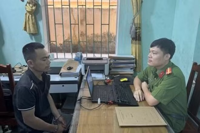 Đối tượng Lê Văn Linh tại cơ quan công an. Ảnh: CATH
