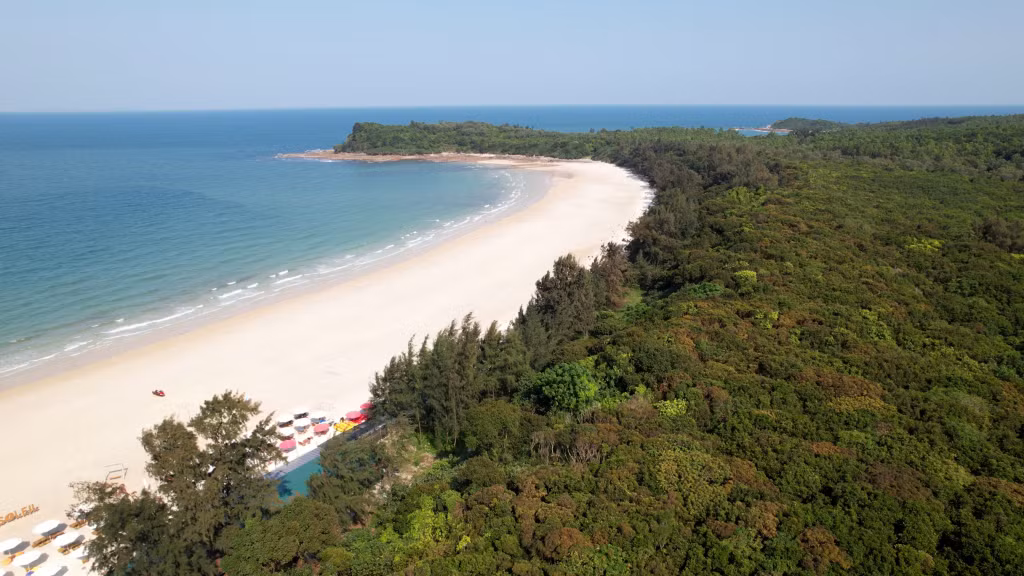 Bãi biển Minh Châu nguyên sơ dài khoảng 2km, được đánh giá là một trong những bãi biển đẹp nhất Vịnh Bắc Bộ. Ảnh: Tuấn Hưng