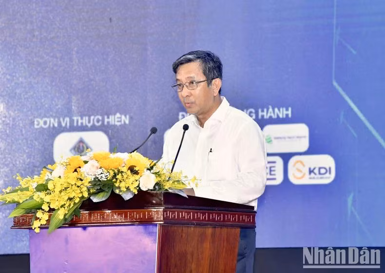 Hiệu trưởng Trường Đại học Cần Thơ phát biểu ý kiến tại sự kiện.