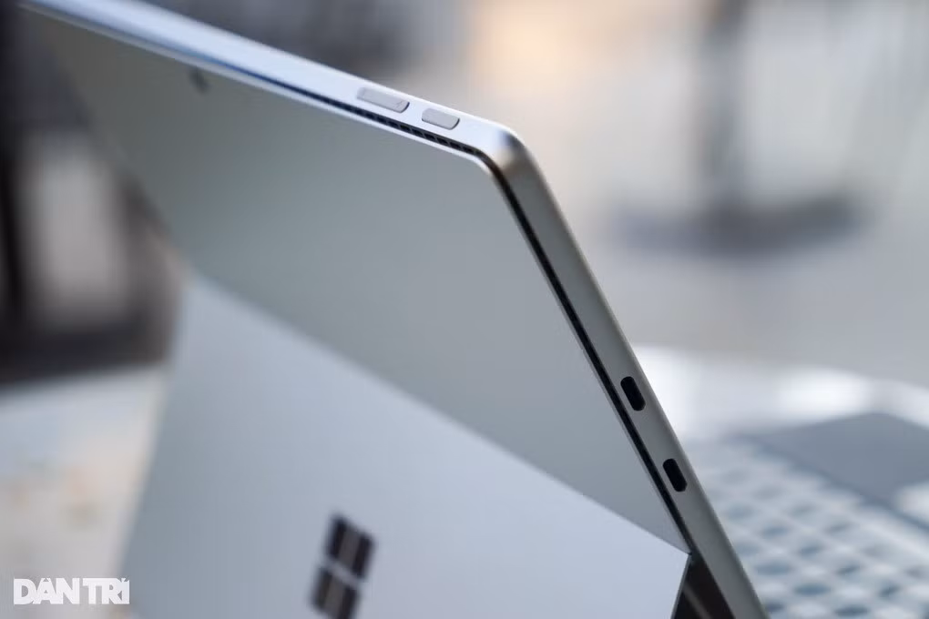 Cạnh trái của máy có hai cổng USB-C Thunderbolt 4. Người dùng cũng có thể sử dụng cổng USB-C này để sạc pin cho thiết bị. Điểm hạn chế là mẫu máy này không được trang bị cổng HDMI và giắc tai nghe 3,5mm. Người dùng sẽ cần sử dụng thêm một số phụ kiện để mở rộng khả năng kết nối các thiết bị ngoại vi.
