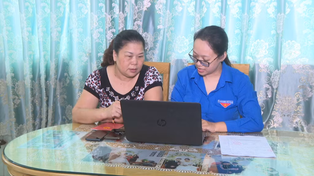 ĐVTN phường Nam Khê (TP Uông Bí) hướng dẫn người dân nộp TTHC trực tuyến tại nhà.