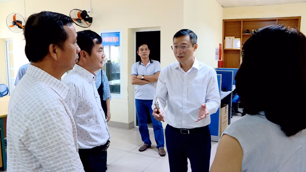 Đoàn đại biểu các Đài Phát thanh - Truyền hình tham quan mô hình làm việc tại Trung tâm Truyền thông tỉnh Quảng Ninh.