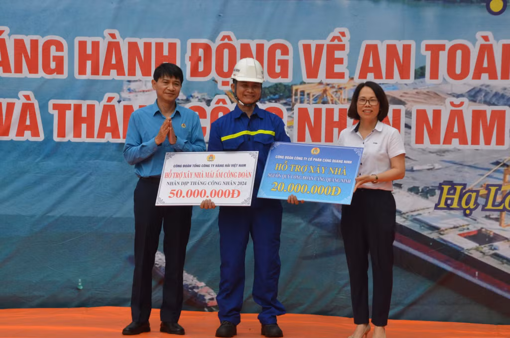 Công đoàn Công ty CP Cảng Quảng Ninh cùng với Công đoàn Tổng công ty Hàng hải Việt Nam trao tặng quà cho người lao động có hoàn cảnh đặc biệt khó khăn đang làm việc tại Cảng Quảng Ninh.