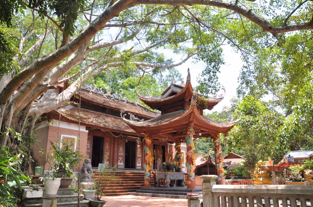 Đền Cặp Tiên nằm trong quần thể Di tích Quốc gia đặc biệt đền Cửa Ông - Cặp Tiên, đã được đầu tư tôn tạo khang trang thời gian qua.