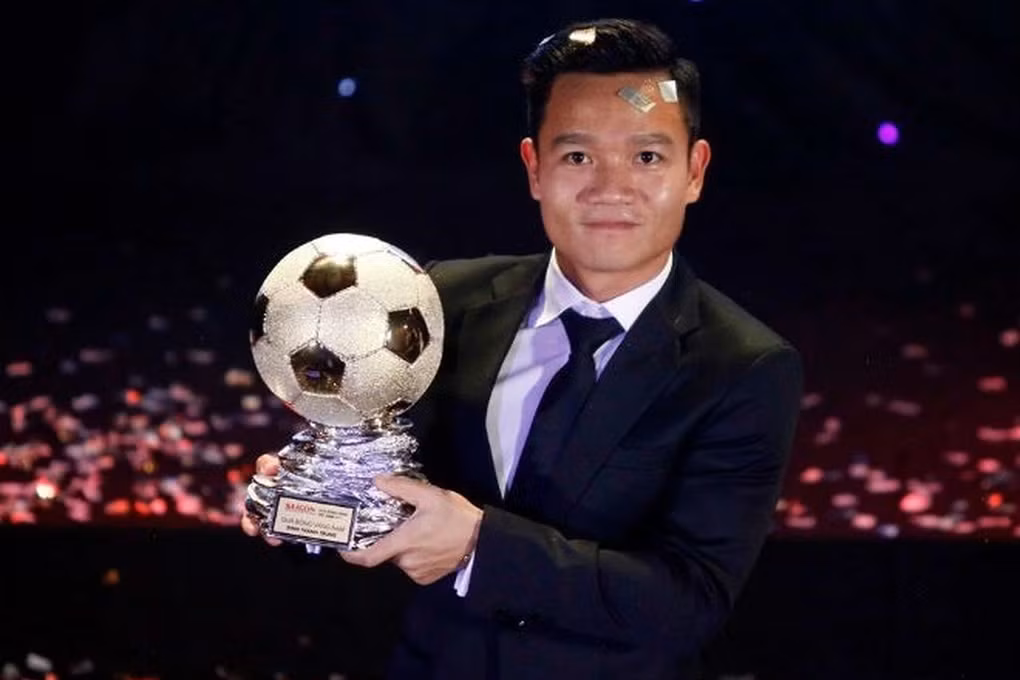 Đinh Thanh Trung giành Quả Bóng Vàng 2017 (Ảnh: Đức Đồng).