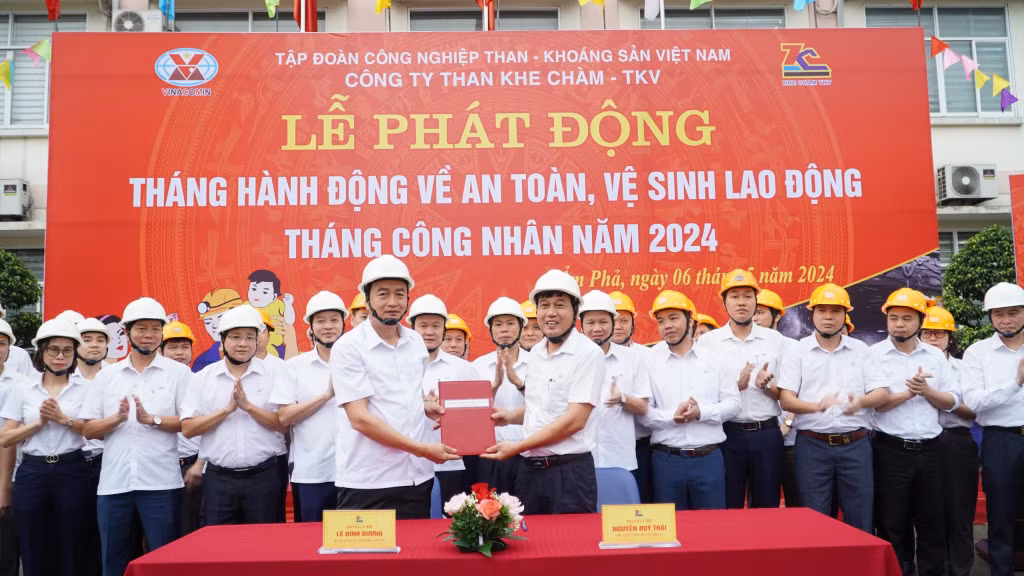 Ngày 6/5, Công ty Than Khe Chàm đã ký cam kết thi đua thực hiện tốt công tác ATVSLĐ.