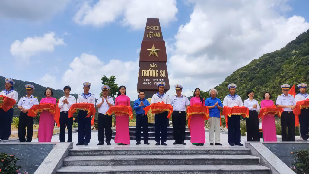 Các đại biểu cắt băng khánh thành Cột mốc chủ quyền Trường Sa.