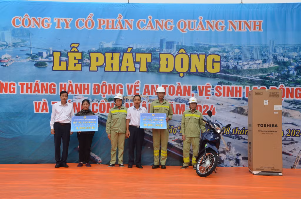 Công đoàn Công ty CP Cảng Quảng Ninh trao tặng quà cho người lao động có hoàn cảnh đặc biệt khó khăn đang làm việc tại Cảng Quảng Ninh.