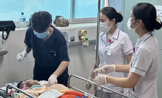 Bác sĩ cấp cứu bệnh nhân trong vụ nổ lò hơi sáng 1/5. Ảnh: Phước Tuấn