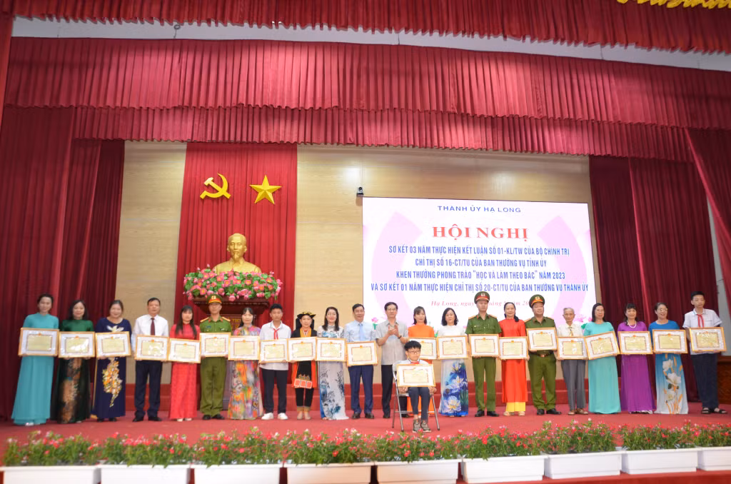 Đồng chí Vũ Quyết Tiến, Ủy viên Ban Thường vụ Thành ủy, Bí thư Thành ủy tặng Giấy khen cho các tập thể và cá nhân có thành tích xuất sắc trong thực hiện Kết luận số 01-KL/TW của Bộ Chính trị.