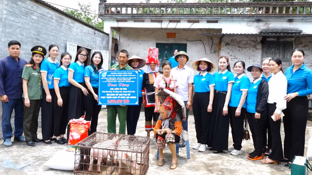 Hội LHPN thành phố Cẩm Phả và các cơ sở hội, đơn vị kết nghĩa trao tặng kinh phí hỗ trợ sửa chữa, nâng cấp nhà ở.