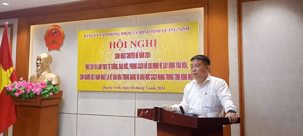 Đồng chí Hoàng Trung Kiên, Chánh Văn phòng Đoàn ĐBQH và HĐND tỉnh, Phó Bí thư Đảng ủy phát biểu tại buổi sinh hoạt chuyên đề.