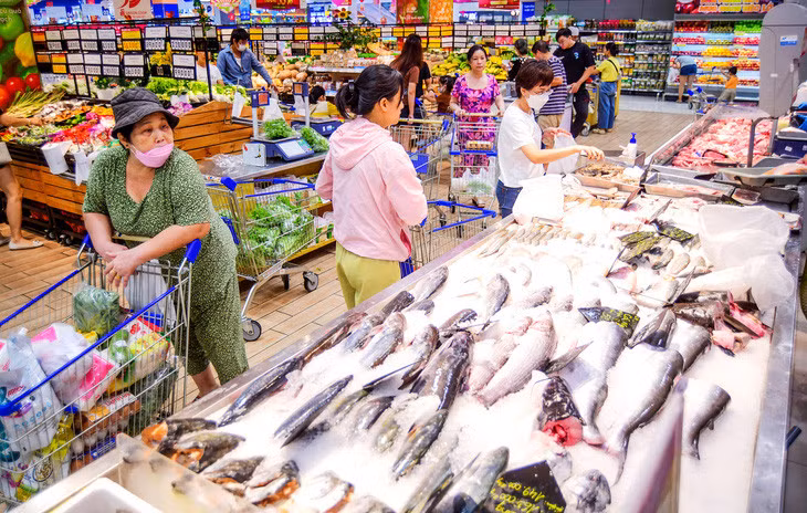 Giá cả hàng hóa thiết yếu tăng cao khiến người tiêu dùng càng thêm tính toán cho từng bữa ăn - Ảnh: QUANG ĐỊNH