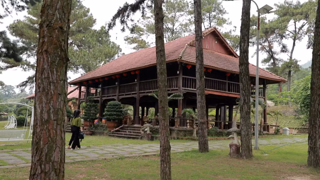 Nghỉ tại nhà sàn cổ là trải nghiệm mới lạ cho du khách khi đến với Bái Tử Long Pine Hill.