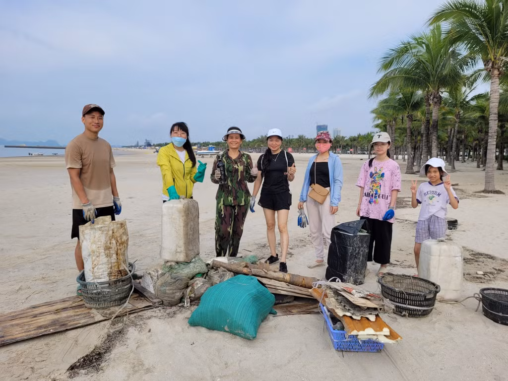 "Thành quả" của nhóm "Vì một Hạ Long xanh" sau một buổi thu dọn tại bãi tắm Bãi Cháy. Ảnh: Nhân vật cung cấp