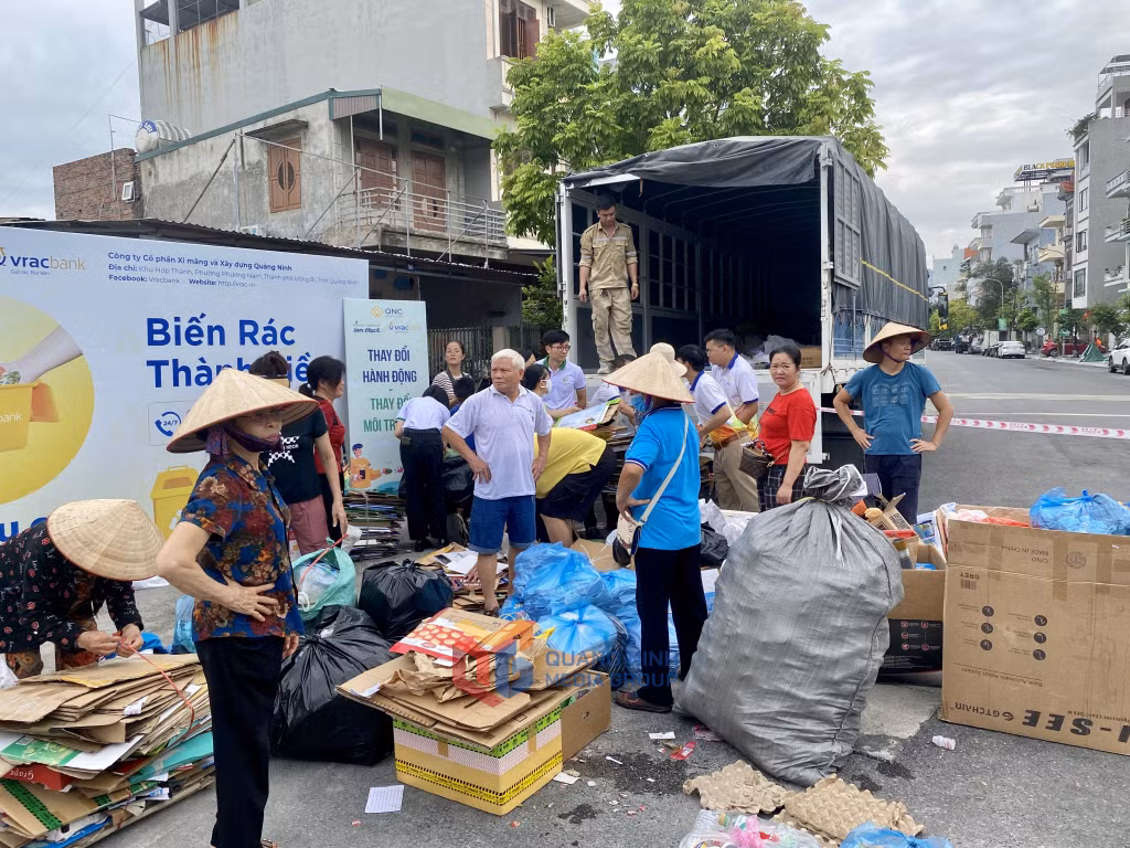 Nhiều người dân phường Hồng Hà đã mang rác đến để tham gia mô hình Vracbank – Gửi rác rút tiền của Công ty CP Xi măng và Xây dựng Quảng Ninh.