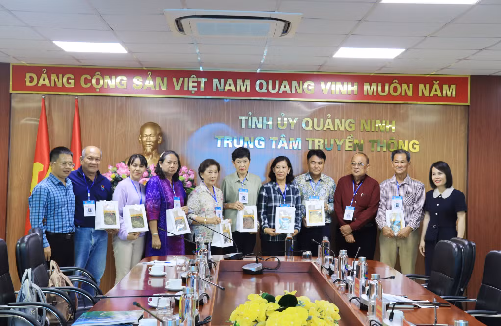 Lãnh đạo Hội Nhà báo tỉnh tặng quà lưu niệm cho đoàn công tác.