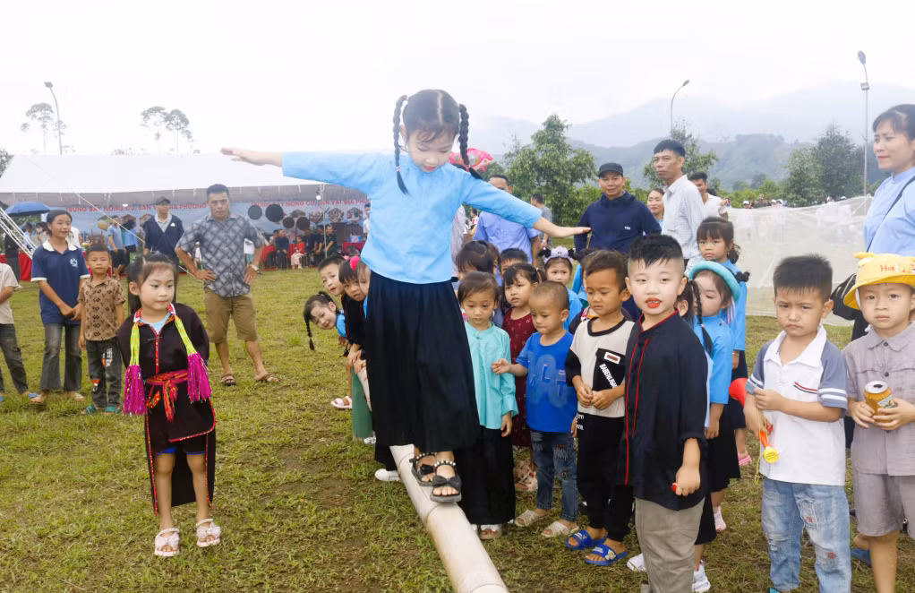 Trẻ em xã Hải Sơn phấn khởi tham gia lễ hội.