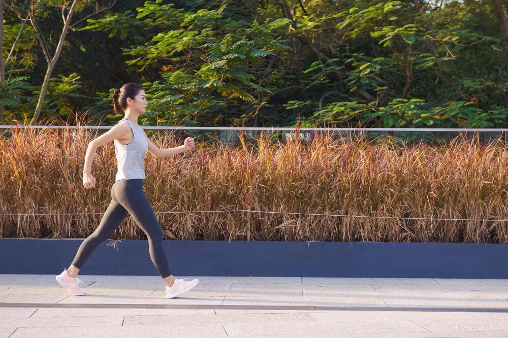 Đi bộ có tác dụng đa dạng lên nhiều nhóm cơ nhưng cần suy nghĩ về tập thể dục khi nhiệt độ môi trường trên 32 độ C.
