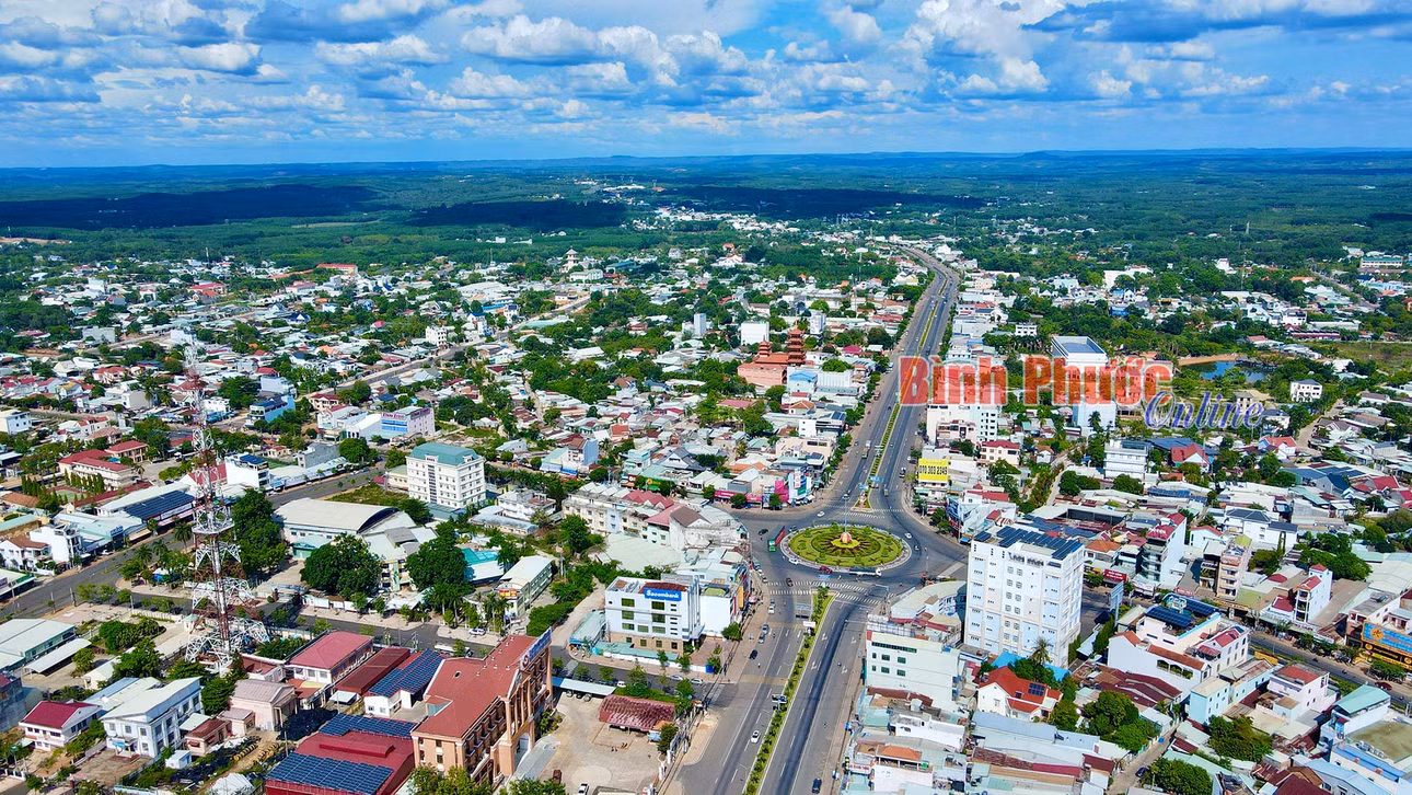 Giao thông đi trước mở đường, tạo nền tảng vững chắc thu hút, mời gọi đầu tư, tạo đà cho kinh tế Bình Phước vươn mình “cất cánh”. Trong ảnh: Vòng xoay ngã tư TP. Đồng Xoài - điểm kết nối TP. Hồ Chí Minh, Bình Dương, Bình Phước với các tỉnh Tây Nguyên thông qua các tuyến giao thông huyết mạch quốc lộ 14 và ĐT741 - Ảnh: Phú Quý