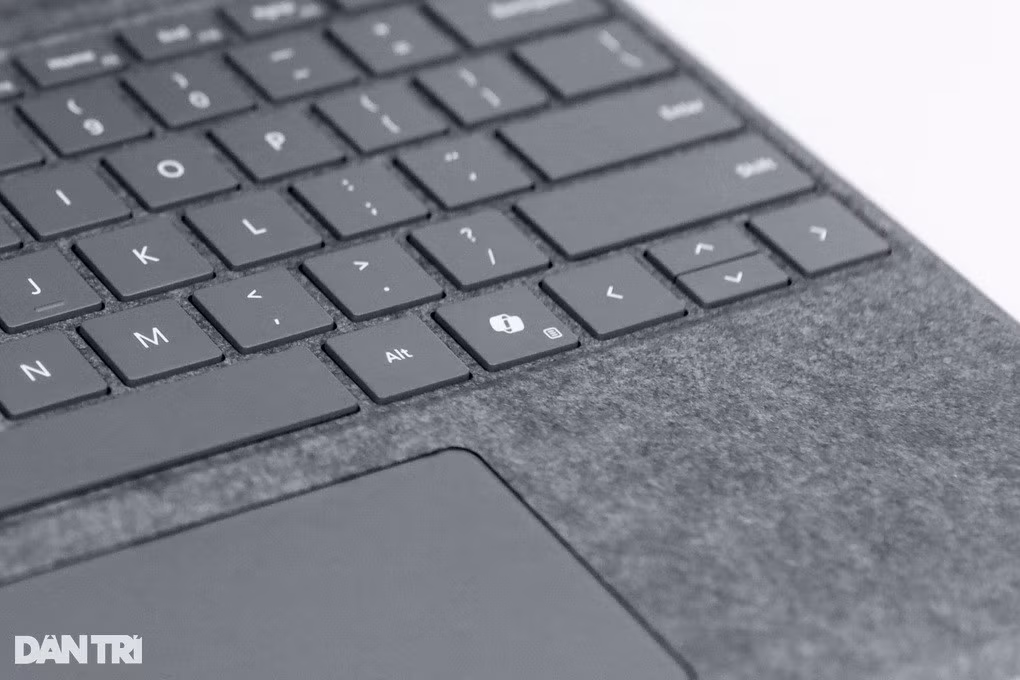 Surface Pro 10 cũng được giới thiệu cùng với một bàn phím mới, tích hợp phím truy cập trợ lý thông minh Copilot. Đây được xem là một trong những thay đổi lớn nhất mà Microsoft đã thực hiện đối với máy tính Windows trong 30 năm qua. Phím bấm này cho phép người dùng có thể truy cập nhanh và tương tác với chatbot AI do công ty phát triển. Ngoài ra, Surface Pro 10 vẫn tương thích với bàn phím của các thiết bị Surface tiền nhiệm.