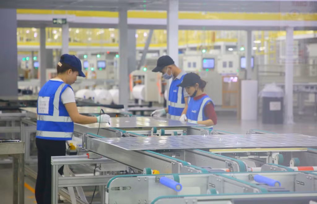 Dây chuyền sản xuất tiên tiến, hiện đại trong nhà máy của Công ty TNHH Công nghiệp Jinko Solar Việt Nam tại KCN Sông Khoai (TX Quảng Yên).