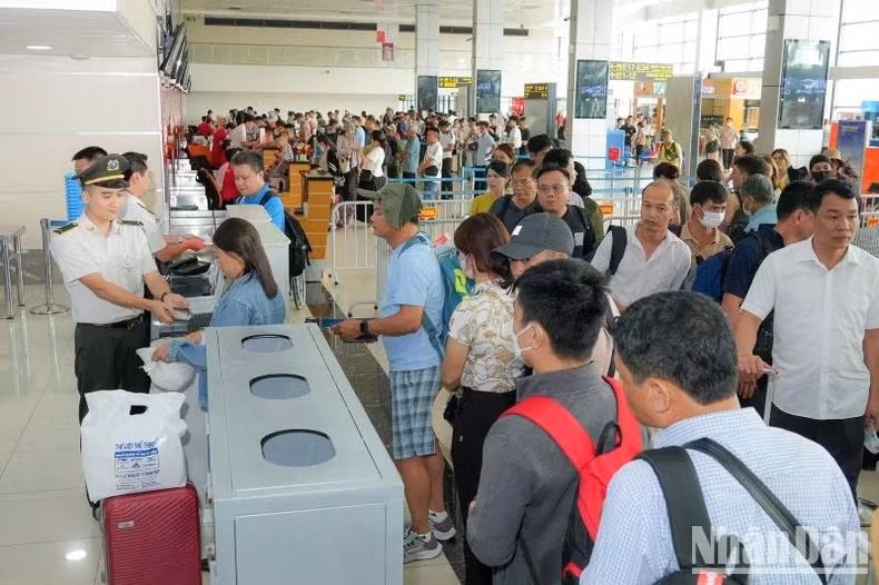 Giá vé máy bay của các hãng hàng không nội địa tăng cao, ảnh hưởng trực tiếp tới nhu cầu đi lại của người dân, nhất là dịp cao điểm như kỳ nghỉ Lễ 30/4 - 1/5 vừa qua.