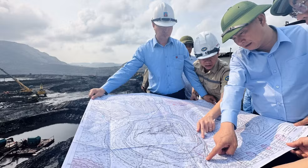 Ông Vũ Anh Tuấn, Bí thư Đảng ủy Than Quảng Ninh, Phó Tổng Giám đốc TKV kiểm tra phương án phòng chống mưa bão tại các đơn vị sản xuất than.