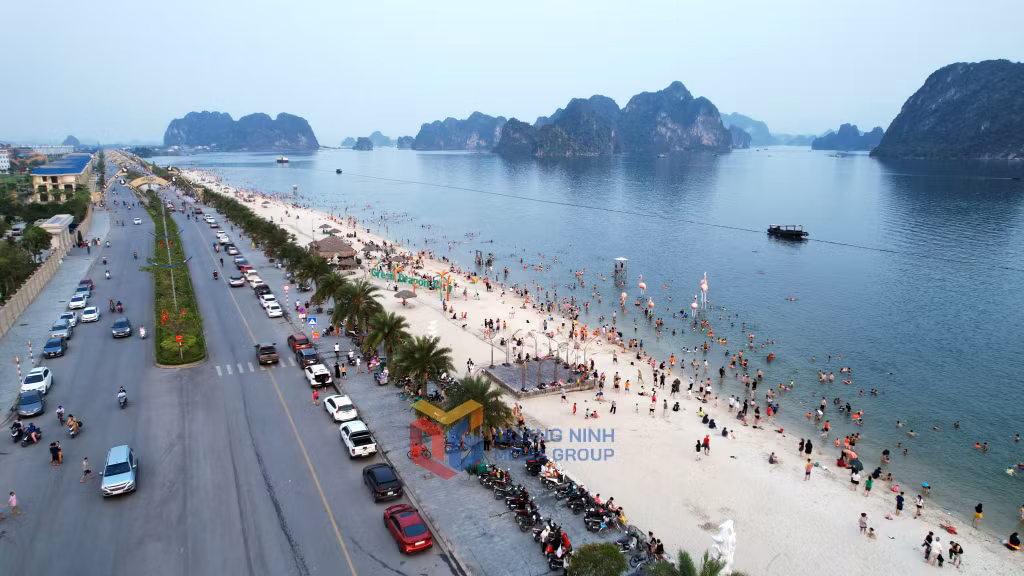 Bãi tắm TTP tại TP Cẩm Phả thu hút người dân và du khách.