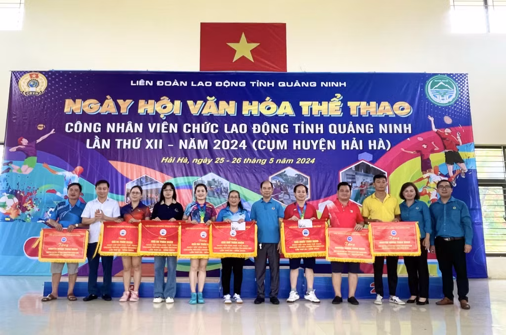 Ban Tổ chức trao giải nhất, nhì, ba toàn đoàn cho các công đoàn cơ sở về tham gia Ngày hội Văn hóa, thể thao CNVCLĐ năm 2024.