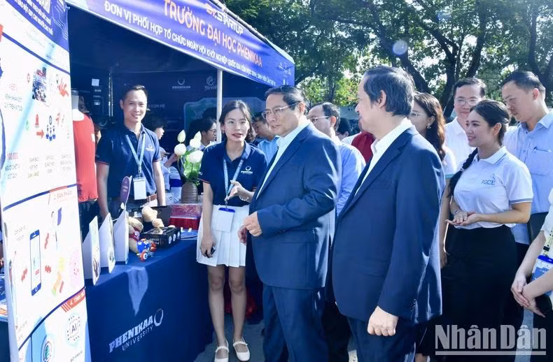 Thủ tướng Phạm Minh Chính thăm một gian trình bày ý tưởng khởi nghiệp của sinh viên.