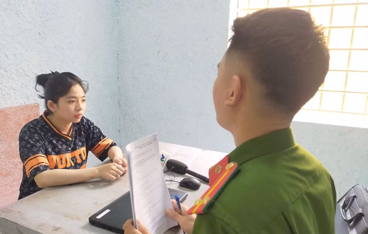 Trịnh Thu Hương bị bắt giữ về hành vi "Mua bán trái phép chất ma túy”. Ảnh: Công an Thanh Hóa